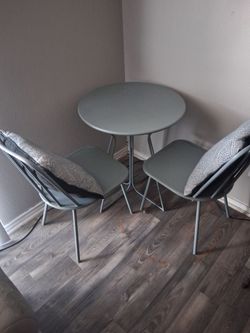 Kitchen table with 2 chairs its metal Grey color