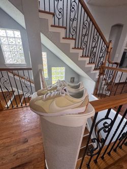 Women’s Nike shoes 9.5