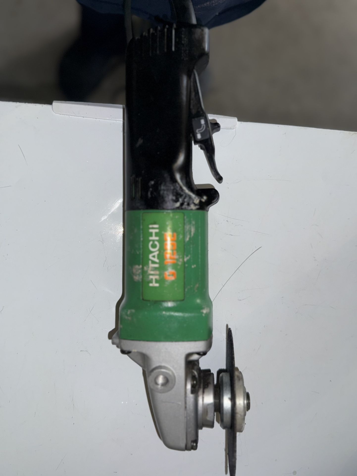 Hitachi G12SE2 4-1/2 Grinder