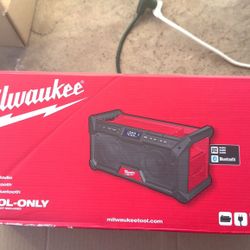 Milwaukee M18 18V Lithium-Ion Cordless Jobsite Radio