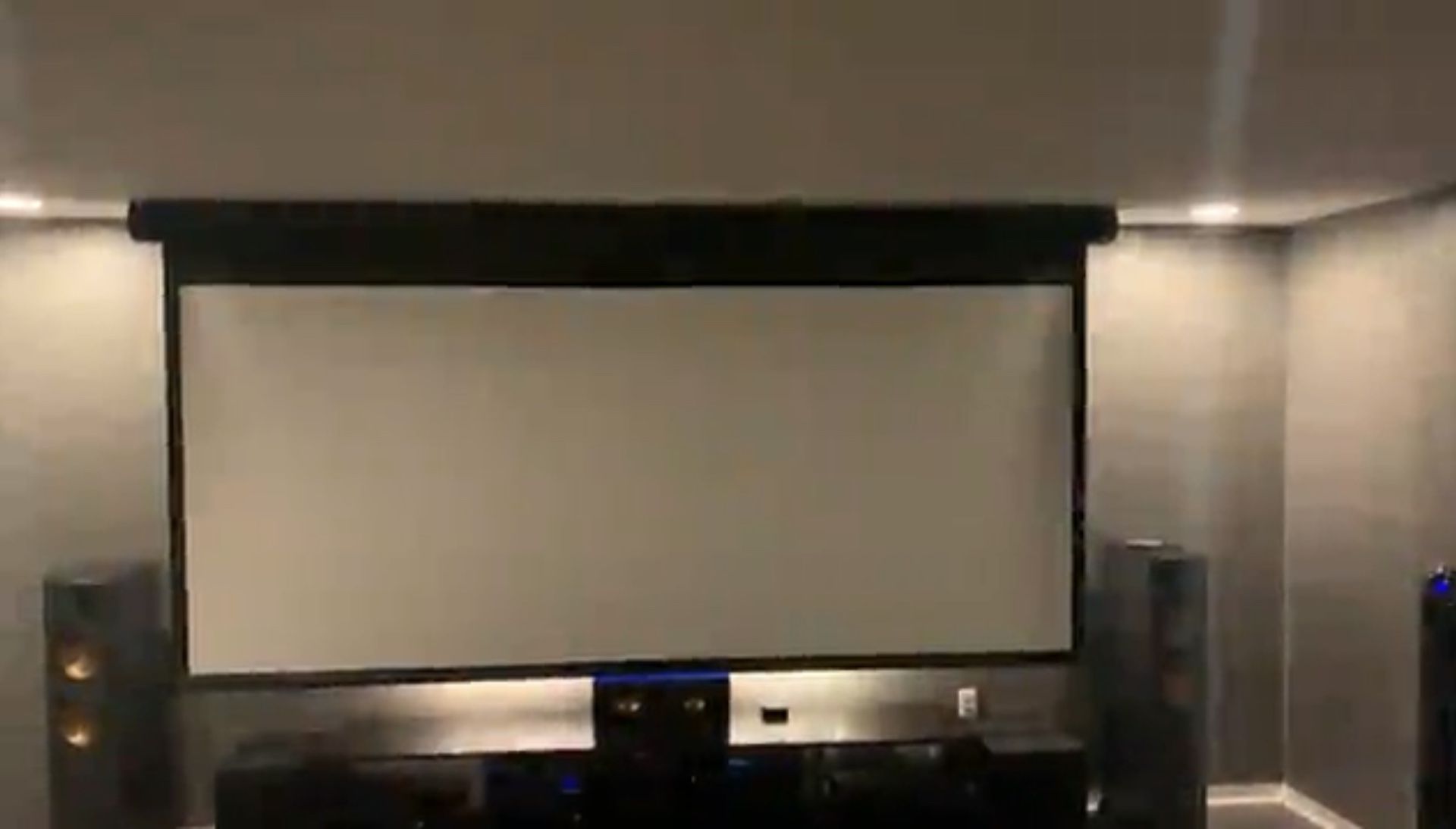 138” Projector Screen Drop Down 