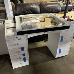 TRESANTI VANITY TABLE WITH LED LIGHTED MIRROR