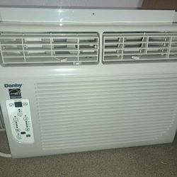 Air Conditioner 12,000 BTU Great Shape! Cold Air .