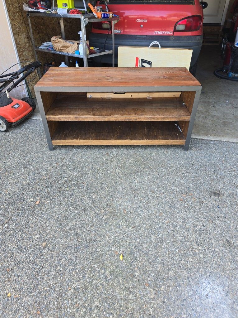 Entertainment/ TV Stand