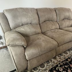 Beautiful Gently Used Recliner – Excellent Condition!