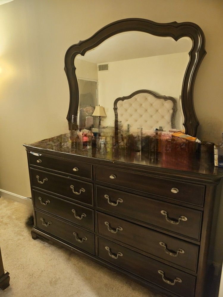 Elegant Vintage Wooden Dresser With Mirror 