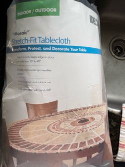 IdeaWorks Round Stretch-Fit Table