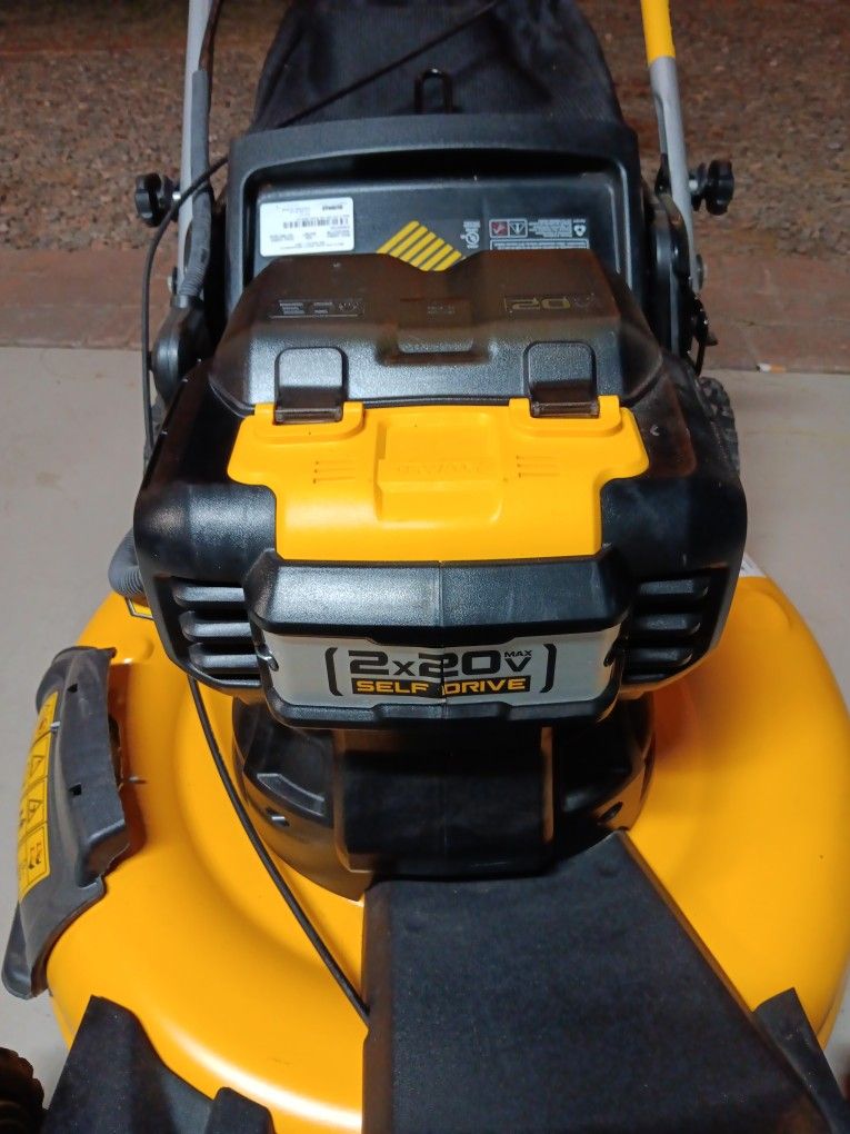 DEWALT MOWER Selfpropelled (Cortadora De Pasto) for Sale in Phoenix