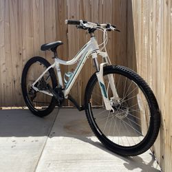 Women’s/Unisex 27.5 inch trek mountain bike, ready to go 16 Inch Frame I’m Asking $300 Or Best Offer Open To Trades Pick Up Only