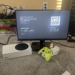 Xbox series S With a monitor and controller