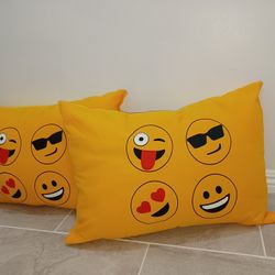 EMOJI PILLOW SET