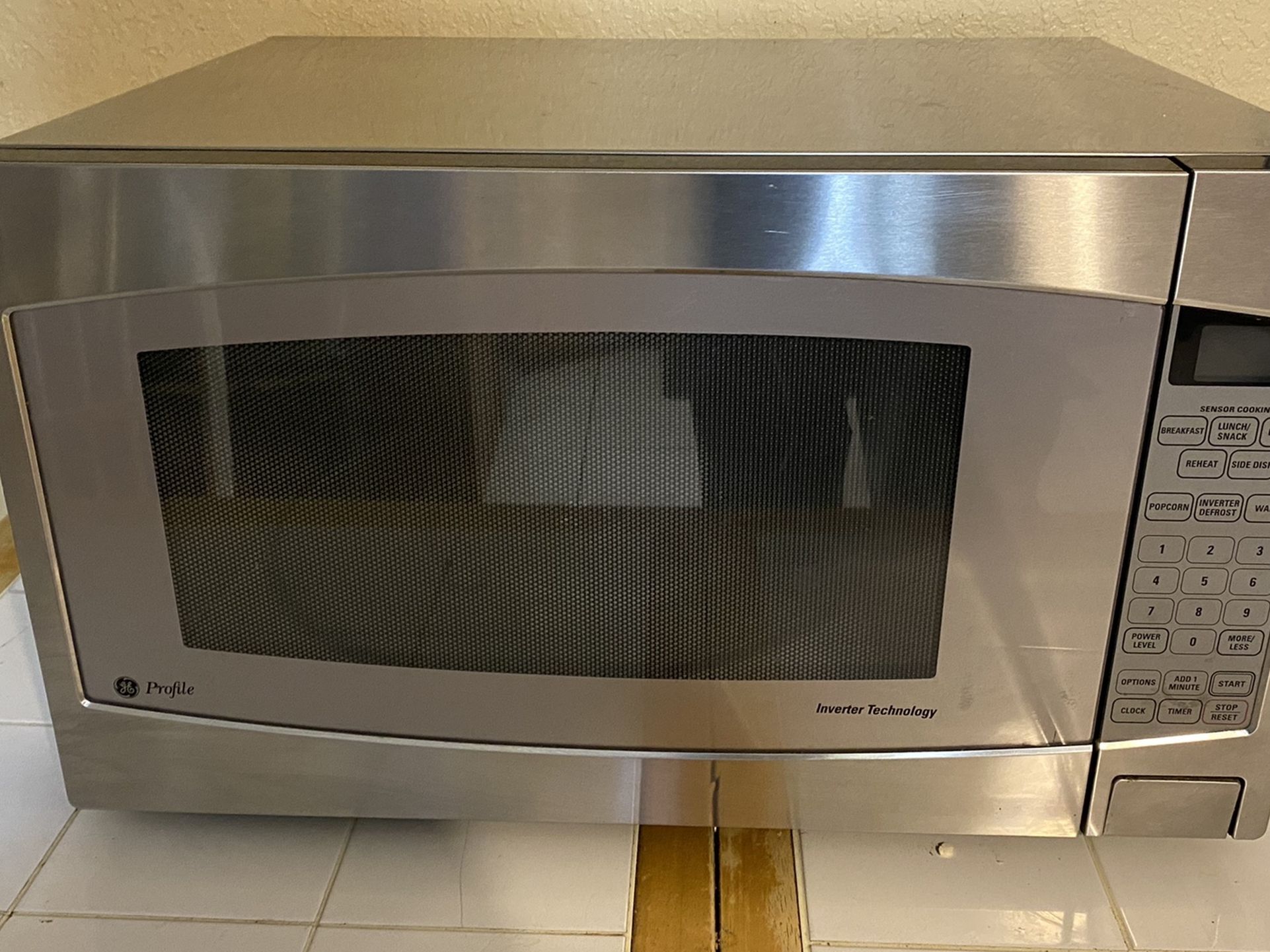 GE Microwave . Large Model