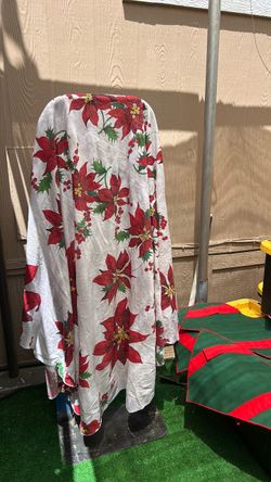 Christmas Poinsettia Tablecloth and 4 mats