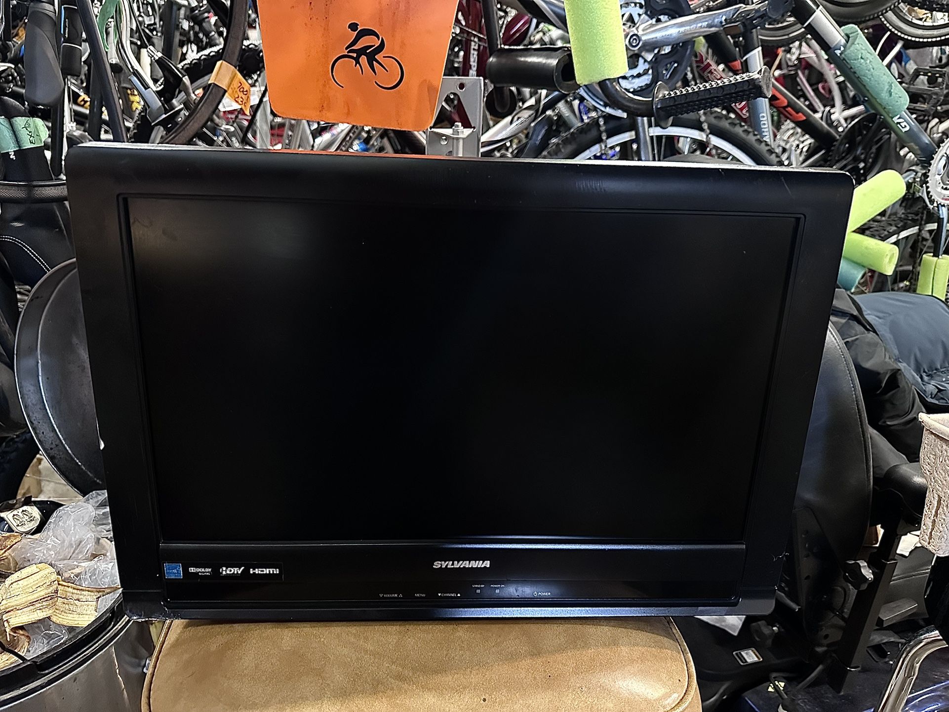 22β Sylvania TV/monitor wall mount bracket no remote. HDMI cable & component cable include π
