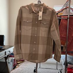Men’s LG Levi’s Long Sleeve Shirt.  Tan Color