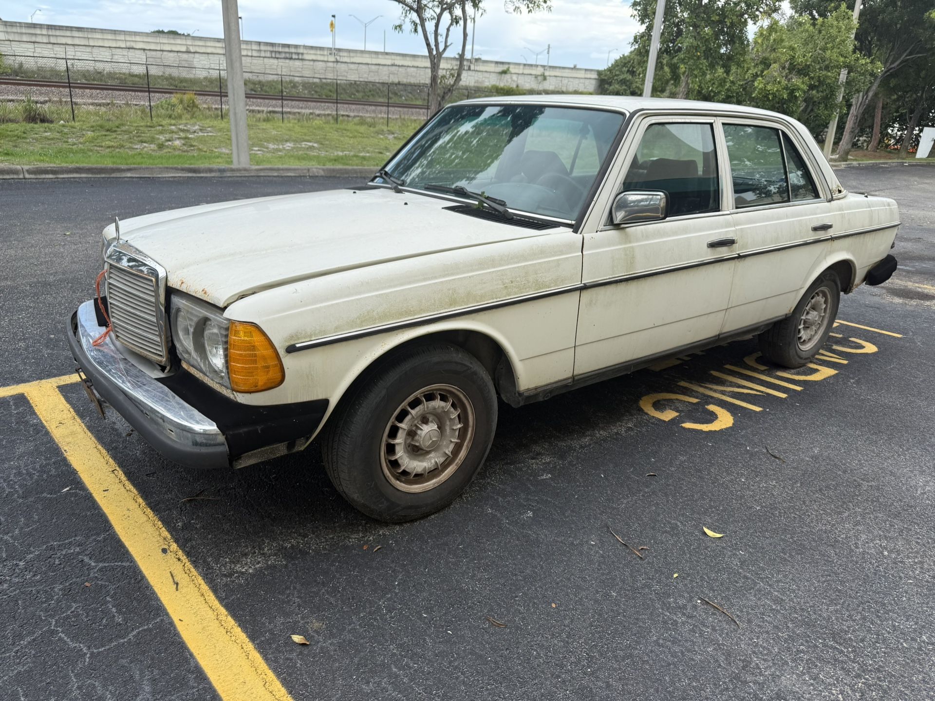 Turbo Diesel Mercedes 300d 1985 Parts Car