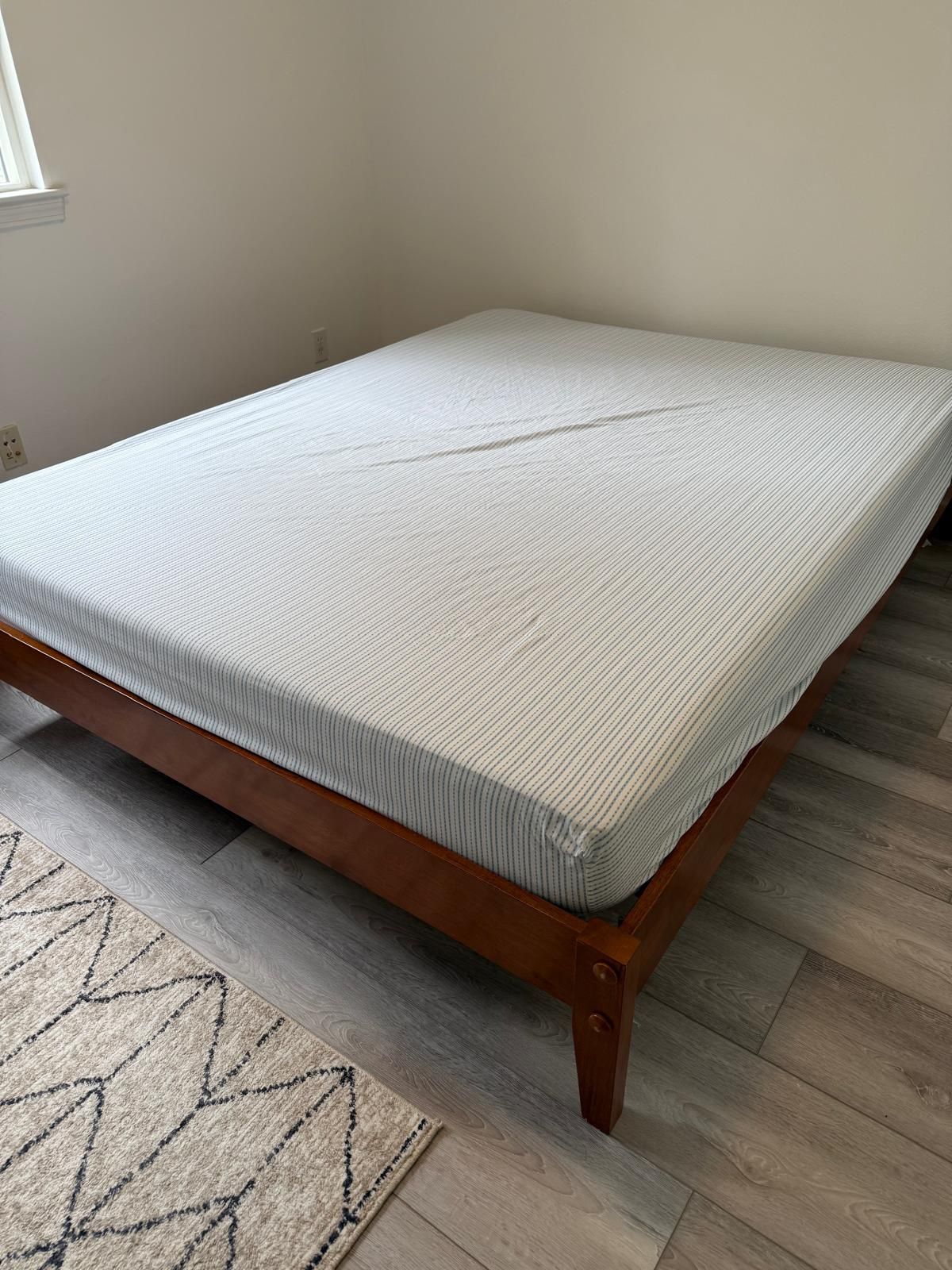 Queen Bed frame For sale - solid wood - Mahagony