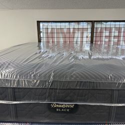 KING SIZE SIMMONS BEAUTYREST BLACK SERIES 2 (PLUSH) PILLOW TOP MATTRESS & BOX SPRINGS BED SET