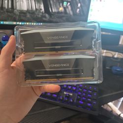 32 GB DDR5 Vengeance RAM kit RGB