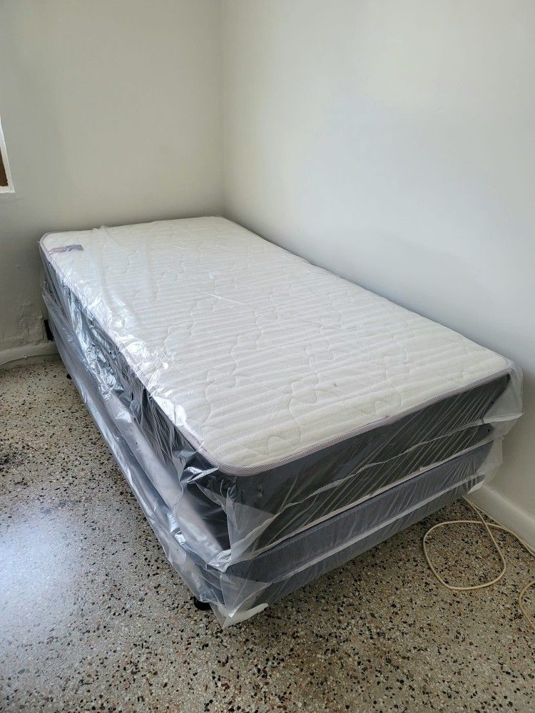 NEW Twin MATTRESS and BOX SPRING. Bed frame not included👍
