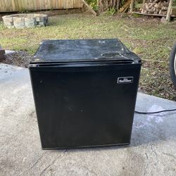 Mini Fridge 1.6 Cubic Ft