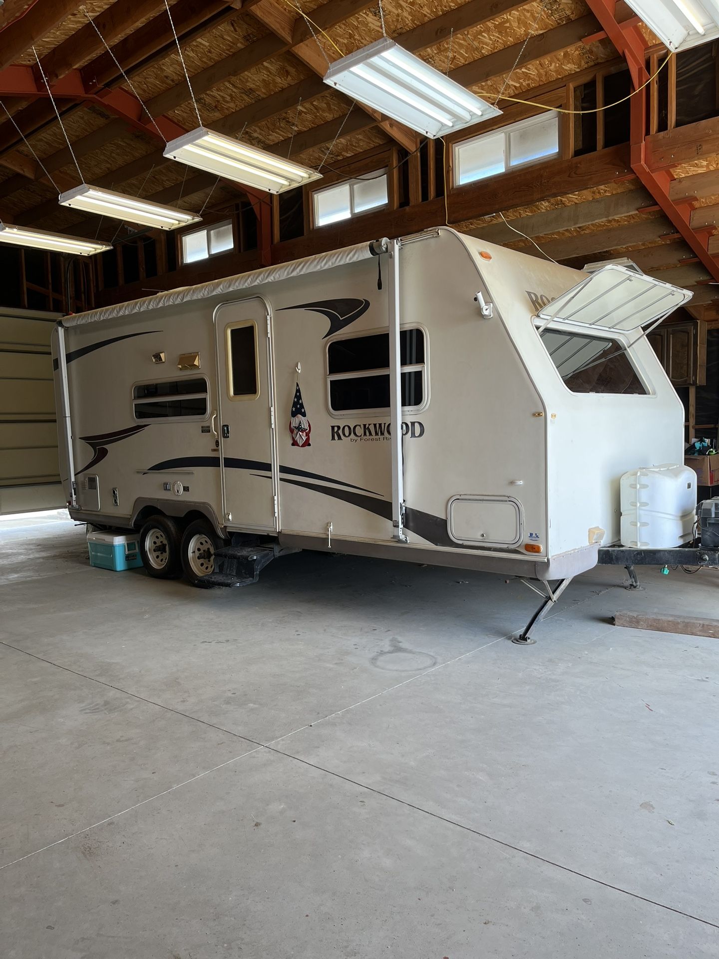 23 Foot Rockwood Trailer With Slide Out