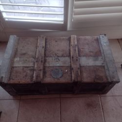 ANTIQUE STEAMER TRUNK 