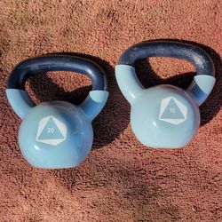 NEW. SINGLE 20LB & 15lB. RUBBER COATED KETTLEBELL  HAS METAL HANDLE 
7111.S WESTERN WALGREENS 
$40 . CASH ONLY 