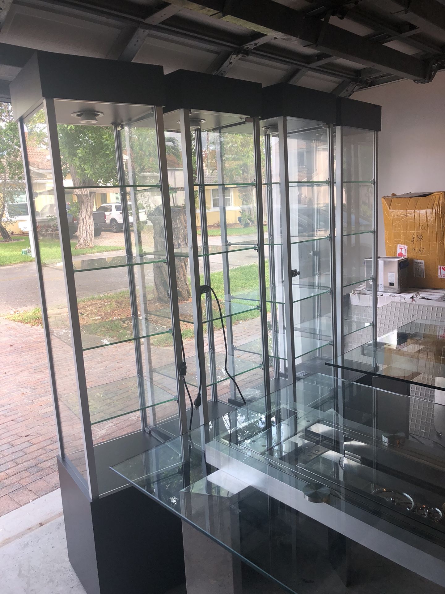 5 display showcases like new moving must go