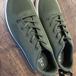 Men’s size 12 green casual shoes