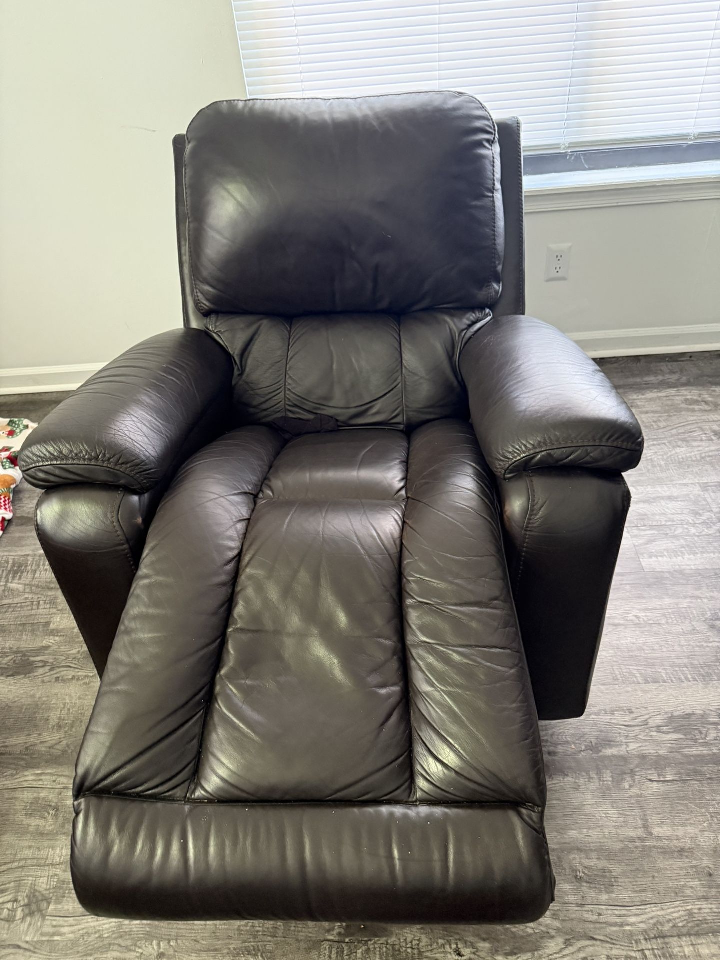 Cozy Lazy Boy Recliner – Must-Have Comfort!