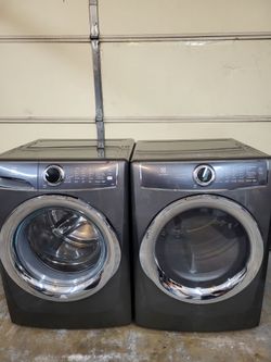2023 Electrolux Stackable washer and dryer (delivery available)