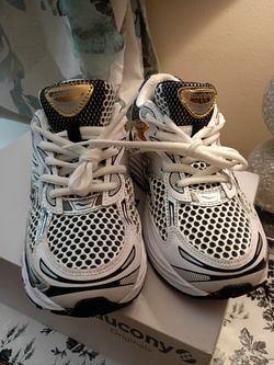 Saucony Sneakers. Size 4