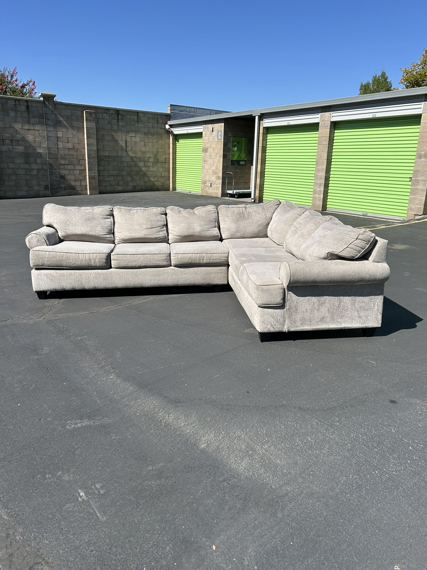 Beautiful Broyhill Light Grey Sectional (Delivery Available)