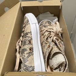 Women Converse shoe  Size 10