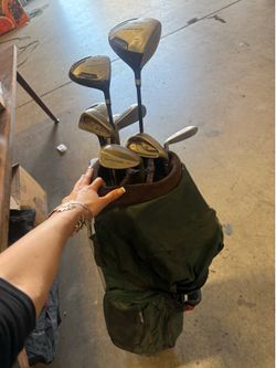 Golf bag comes with 9 clubs, green and black