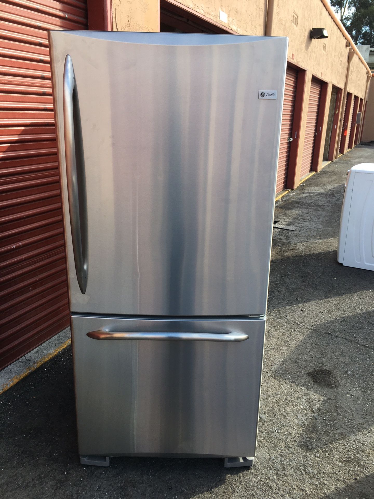 Ge profile bottom freezer 33 inch stainless steel