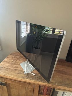 Apple 27” LED Cinema Display Monitor (Model A1316) – 2010 – Great Condition