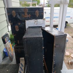 5 Antigue Trunks