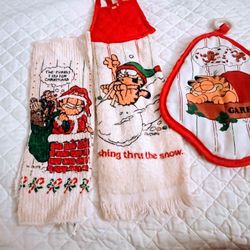 Vintage 1978 Garfield The Cat Christmas Themed Oven Mitt & towels
