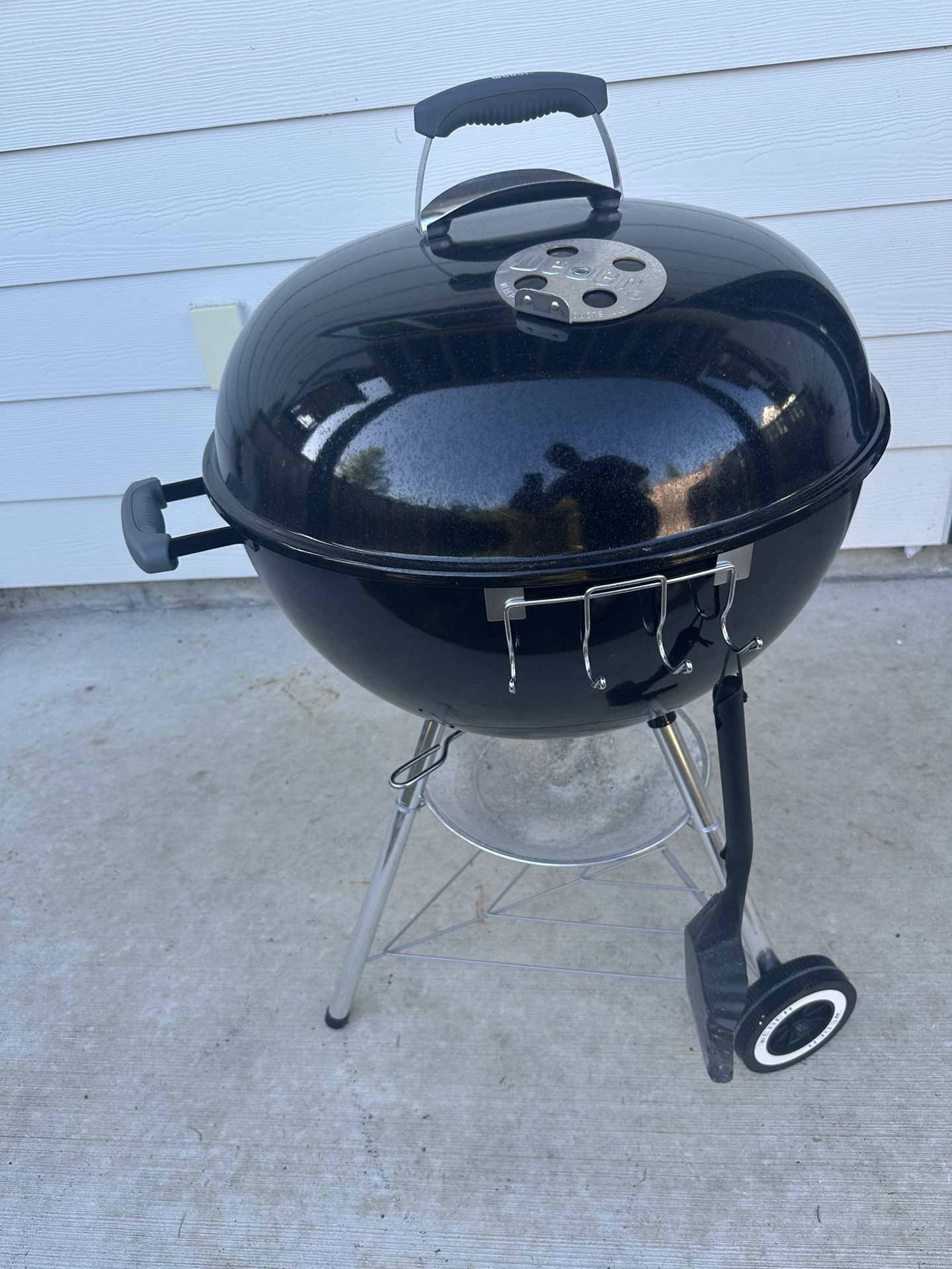 Weber Charcoal Grill + Rotisserie Attachemnt