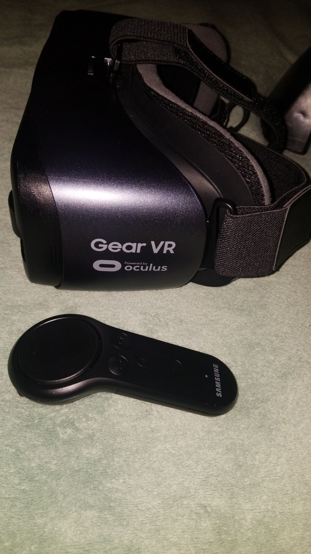 Samsung Gear VR, Powered by Oculus plus controller