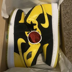 AIR. JORDAN 1 MID SE (GS)