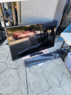 Samsung Flat Screen TV with Remote