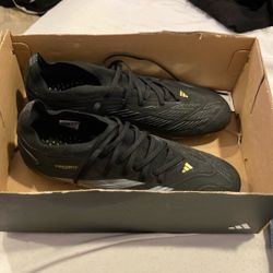 PREDATOR PROS FG ALL BLACK AND GOLD