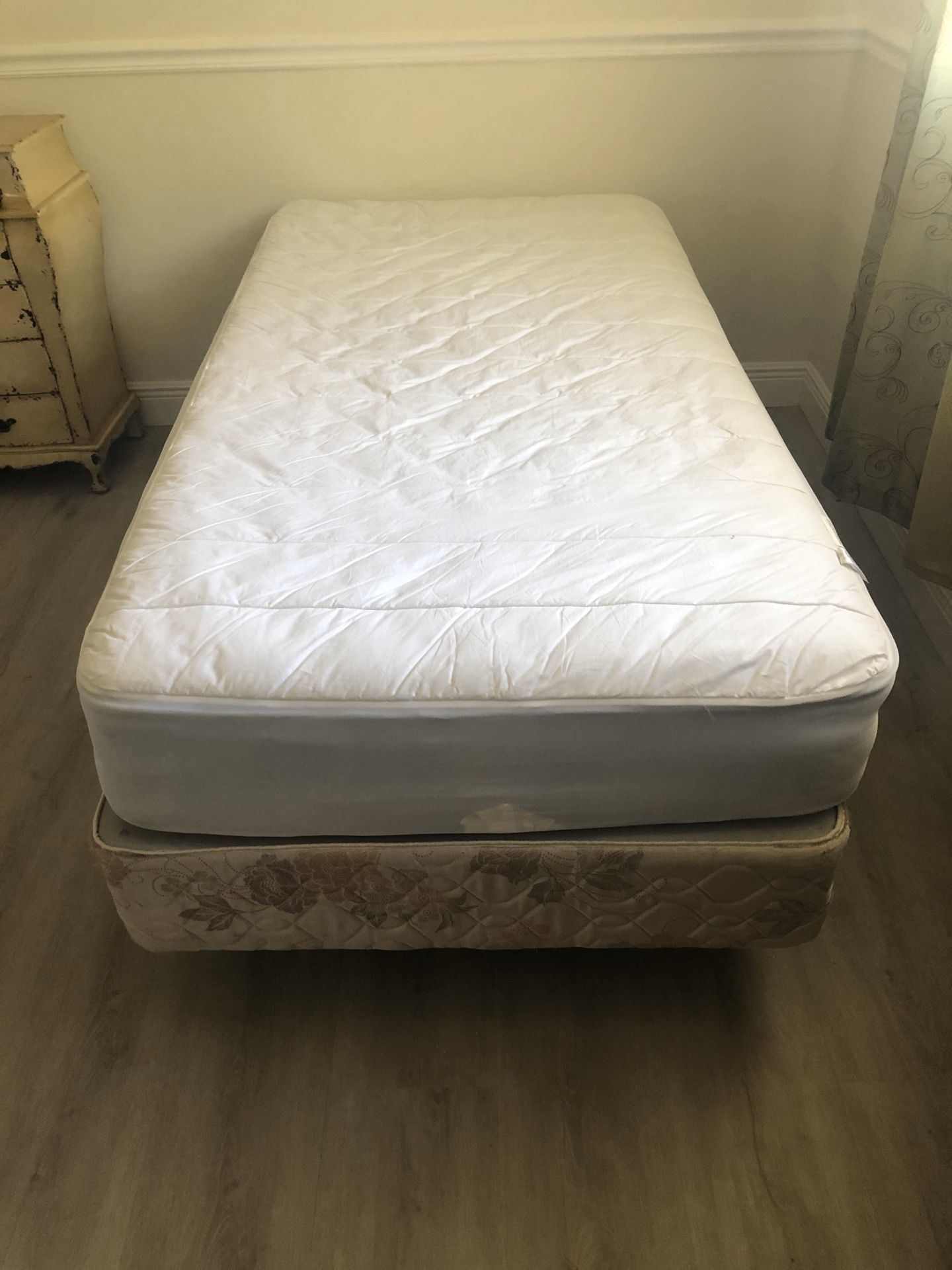 2 twin beds. Mattress and box spring. Includes metal frame.