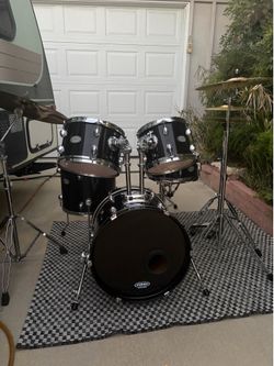Complete 5 piece PEARL DRUMSET