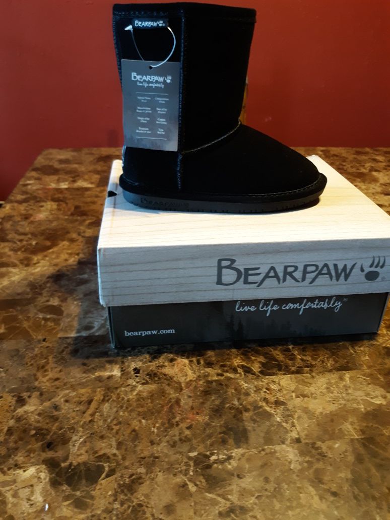 Bearpaw kids boots size 13(new)
