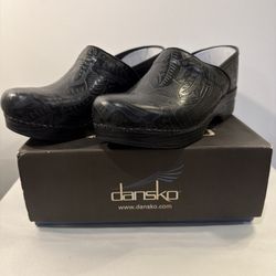 DANSKO Black Tooled leather/Nurse/Clog Womens  Slip-On/Work/SIZE 11 EUR 41