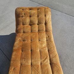 Fainting Chase Lounge
